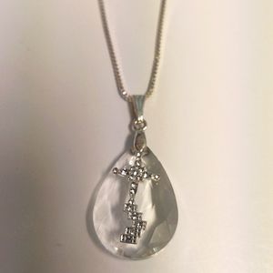 Crystal pendent necklace